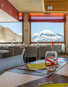 Restaurant en hiver à Forgeassoud, une vue exceptionnelle sur les montagnes