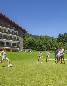 terrain-de-foot-chalets-du-prariand-386x508.jpg