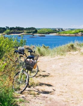 Rive de l'île de Bréhat en premier plan deux vélos avec panier en fond la mer sous un ciel bleu - Club Keravel*** - Erdeven