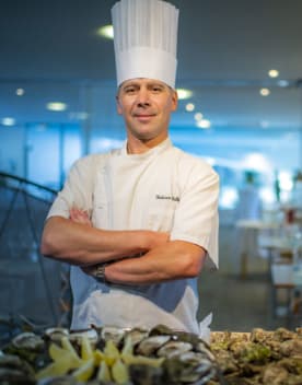 Notre chef et son plateau de fruits de mer