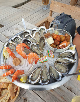 plateau fruits de mer - Des vacances gourmandes aux saveurs locales