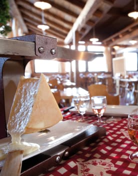 Restaurant à l’allure Savoyarde, et l’une de ses spécialités proposées, la Raclette.