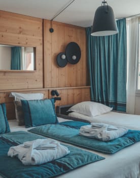 Chambre lit double avec oreillers et peignoirs et lit d'appoint - Eden des Cimes - Vacances Bleues