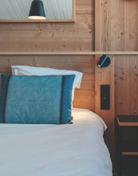 Chambre lit double oreilleur avec lampe de chevet allumée - Eden des Cimes - Vacances Bleues