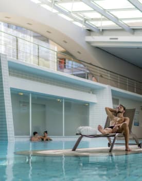 Piscine couverte et chauffée, avec buses massantes