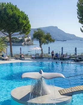 Piscine Delcloy avec vue sur la villa Kerylos