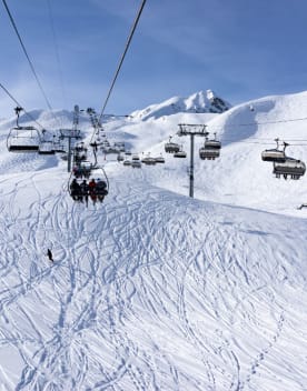 Télésièges en pleine montagne sous un ciel bleu - Hôtel*** Eden des cimes - La Plagne - Vacances Bleues