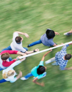 Groupe de collègues participant à une épreuve de team building en extérieur