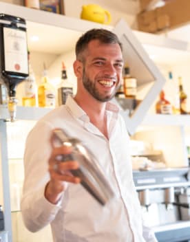 barman faisant un cocktail