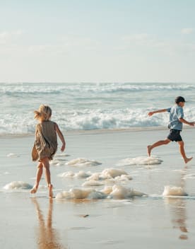 Children enjoying the beach - Hotel Les Jardins de l'Atlantique