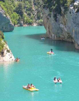 Personnes sur le lac de Saint Croix en pédalos, canoë sur une eau turquoise entre les gorges - Club*** Château Laval - Gréoux les Bains