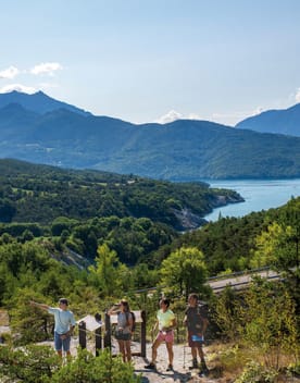 randonneurs surplombant un lac - Un club de vacances dans les Alpes pour déconnecter en été