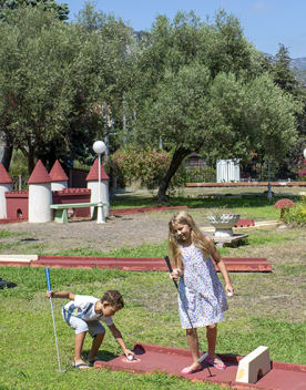 Mini golf pour les enfants à l'hôtel Delcloy