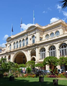 Façade du palais de l'Europe à Menton - Vacances Bleues