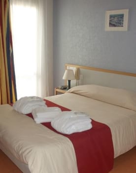 Chambre lit double serviettes peignoirs - Keravel - Vacances Bleues