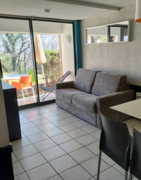 Vue d'un appartement locatif avec terrasse extérieure - Résidence 3* Lou Castel - Ardèche