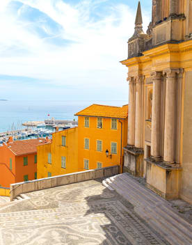 Petite ruelle de la vieille ville de Menton - Vacances Bleues