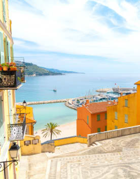Vue sur la mer depuis une petite place de la vieille ville sous un ciel - Vacances Bleues - Menton