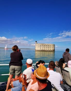 Vue du Fort Boyard depuis un bateau de touristes - Oleron - Vacances Bleues