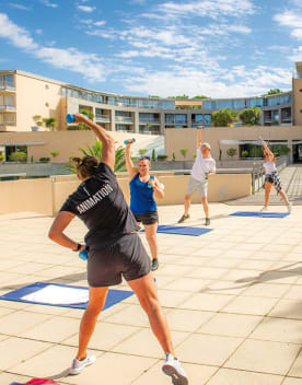 Holidaymakers enjoying a sports class - Hotel Les Jardins de l'Atlantique
