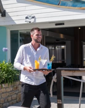barman apportant des boissons