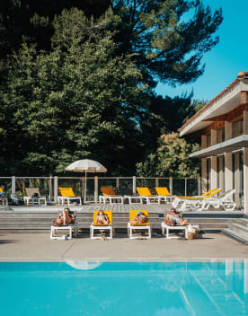 transats au bord de la piscine - Offrez-vous une pause bien-être au vert