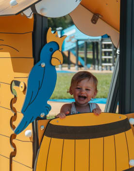 Enfant heureux air de jeu club