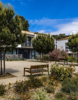 Parc arboré arboré avec un ban au centre de bâtiment - Grand Air - Oléron