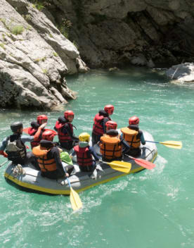 Personnes pratiquant du rafting dans les Gorges du Verdon sur eau turquoise