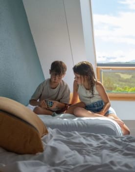 Enfants qui jouent sur un lit dans une chambre - Les Horizons du Lac - Vacances Bleues