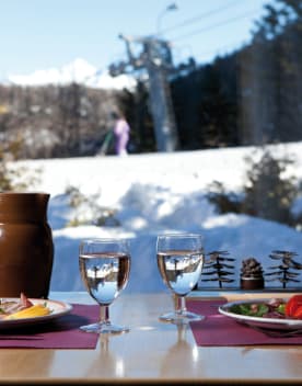 Repas avec vue sur les pistes.