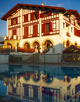 La façade de l'hôtel Orhoïtza à Hendaye