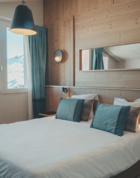 Chambre avec lit double oreillers et fenêtre vue pistes - Eden des Cimes - Vacances Bleues
