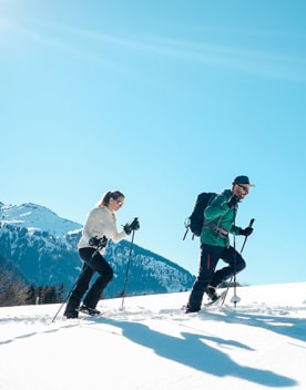 couple en raquettes - Faites le plein de joie et de sports d’hiver