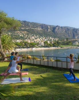 Cours de yoga dans les jardins de l'hôtel*** Delcloy à Saint-Jean-Cap-Ferrat