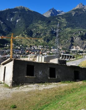 Maison penchée au bord de la route (ancien blockhaus) - Club*** Alpes d'Azur - Serre Chevalier