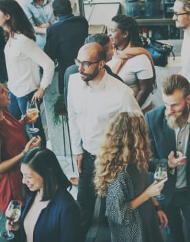 Groupe de personnes lors d'un événement d'entreprise buvant un verre et discutant
