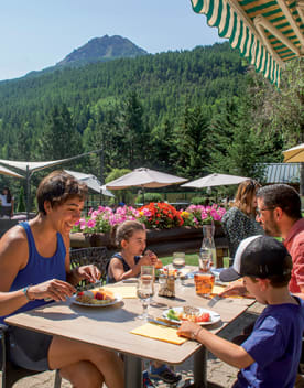 dejeuner-terrasse-enfants-386x508.jpg