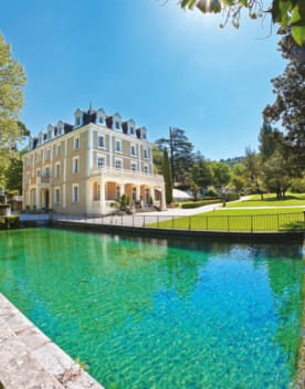 Château du domaine de Château Laval aux cœur du parc en premier plan le bassin - Club*** Château Laval - Gréoux