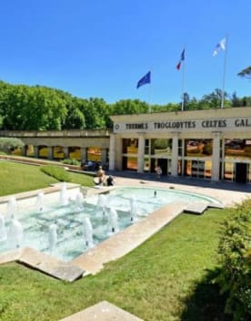 Devanture des thermes de Gréoux les Bains - Chateau Laval  / Vacances Bleues