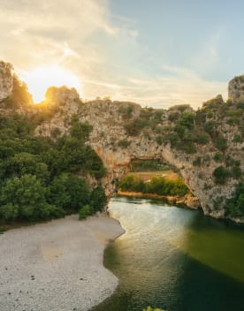 Vue du Pont d'arc au coucher du soleil avec la rivière passant en dessous - Résidence 3* Lou Castel - Ardèche