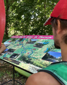 Personnes regardant une carte des gorges de Chassezac pour pratiquer le canoë - Résidence 3* Lou Castel - Ardèche
