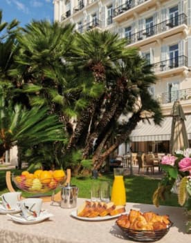 Petit-déjeuner servi dans le jardin de l'hôtel - Royal Westminster - Menton