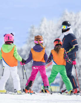 Enfants prenant un cours de ski en montagne - Vacances Bleues
