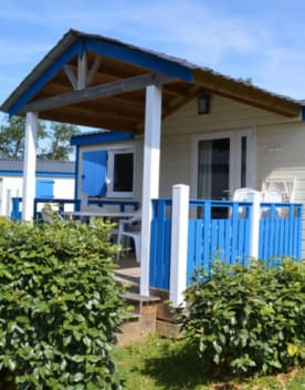 chalet blanc et bleu au coeur de la verdure à keravel