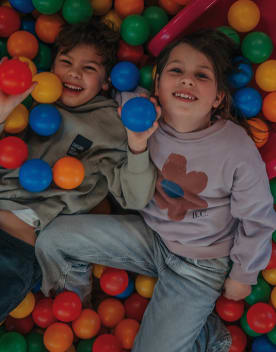 Enfants piscine à boules - Alpes d'Azur - Vacances Bleues