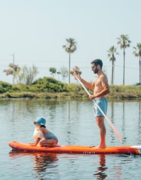 Père et fille faisant du paddle sur la lagune privée du Club Plein Sud - Hyères les palmiers