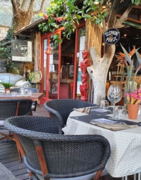 Terrasse du restaurant avec table dressées entourées de végétation - Menton - Vacances Bleues