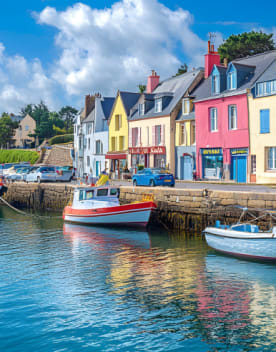 Rive du port de la Trinité sur mer avec des maisons colorées & petits bateaux amarrés - Club*** Keravel - Erdeven