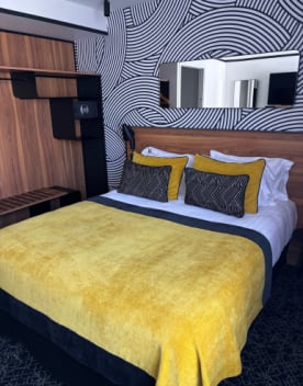 Lit d'hôtel 2 personnes avec dessus de lit jaune - Hôtel*** Modigliani - Paris